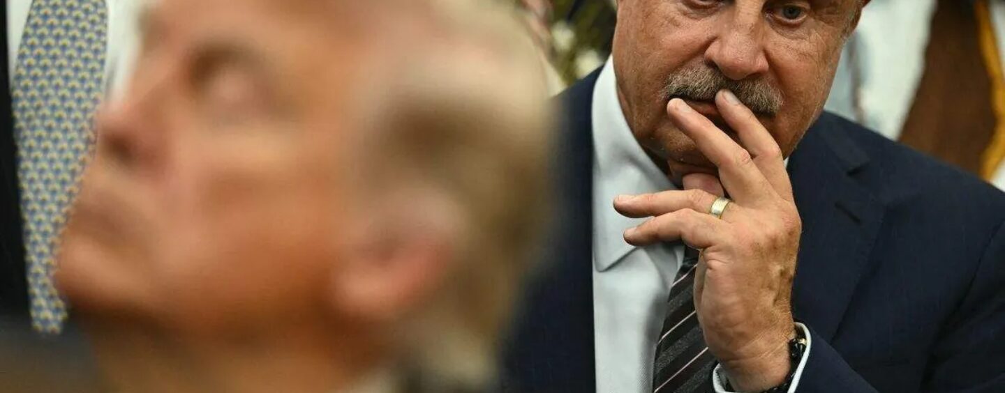 L'ancien publiciste du Dr Phil McGraw allègue des insultes humiliantes et de la discrimination envers les homosexuels. Il poursuit