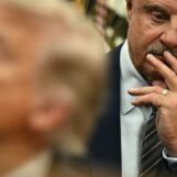 L'ancien publiciste du Dr Phil McGraw allègue des insultes humiliantes et de la discrimination envers les homosexuels. Il poursuit