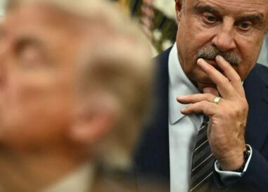L'ancien publiciste du Dr Phil McGraw allègue des insultes humiliantes et de la discrimination envers les homosexuels. Il poursuit