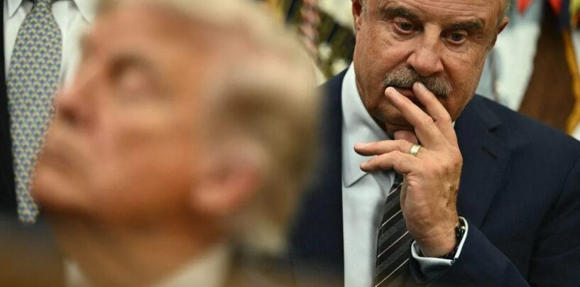 L'ancien publiciste du Dr Phil McGraw allègue des insultes humiliantes et de la discrimination envers les homosexuels. Il poursuit