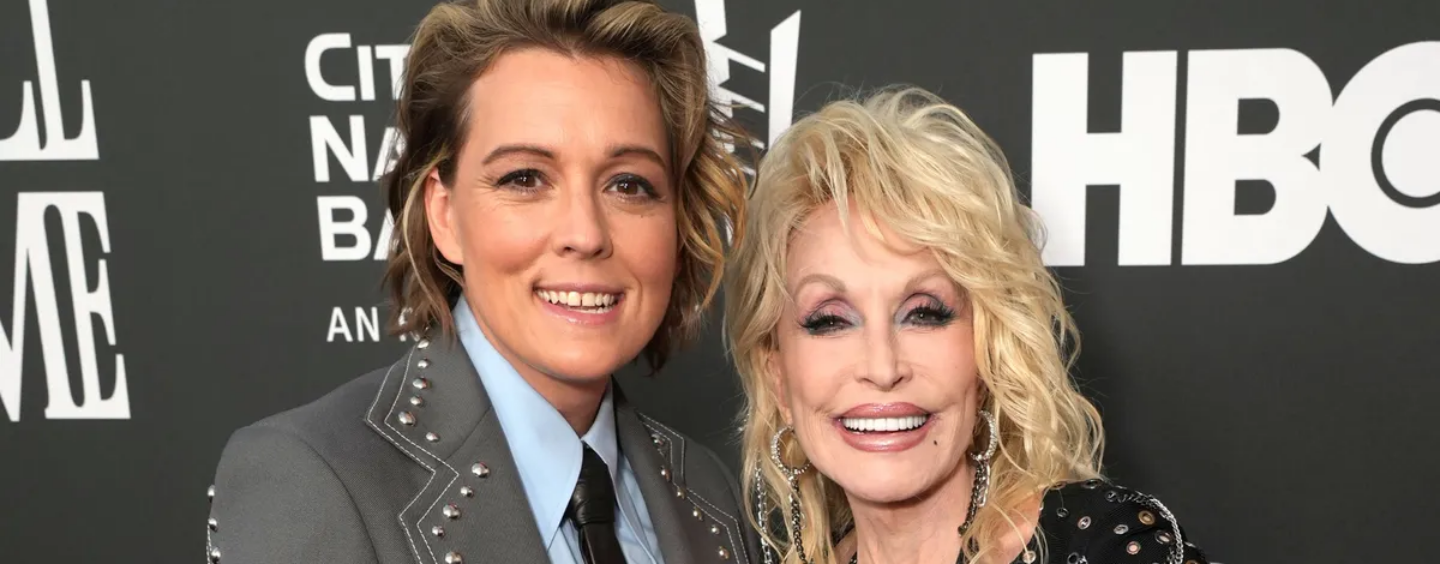 Brandi Carlile dit que Dolly Parton a « pris un risque » en acceptant des artistes gays comme elle