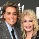 Brandi Carlile dit que Dolly Parton a « pris un risque » en acceptant des artistes gays comme elle