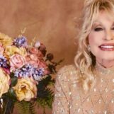 Dolly Parton a affirmé que les homosexuels étaient une famille alors que la musique country voulait nous rendre invisibles