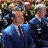 Les hauts commandants ont demandé à Hegseth de ne pas supprimer le programme de protection des civils, selon un sondage. Il l'a fait quand même.