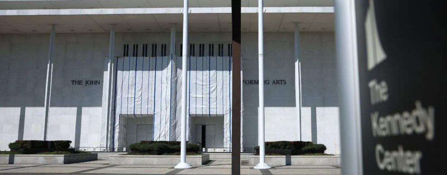 L'administration Trump dit au juge : mettons son nom sur le Kennedy Center, ou nous le démolirons