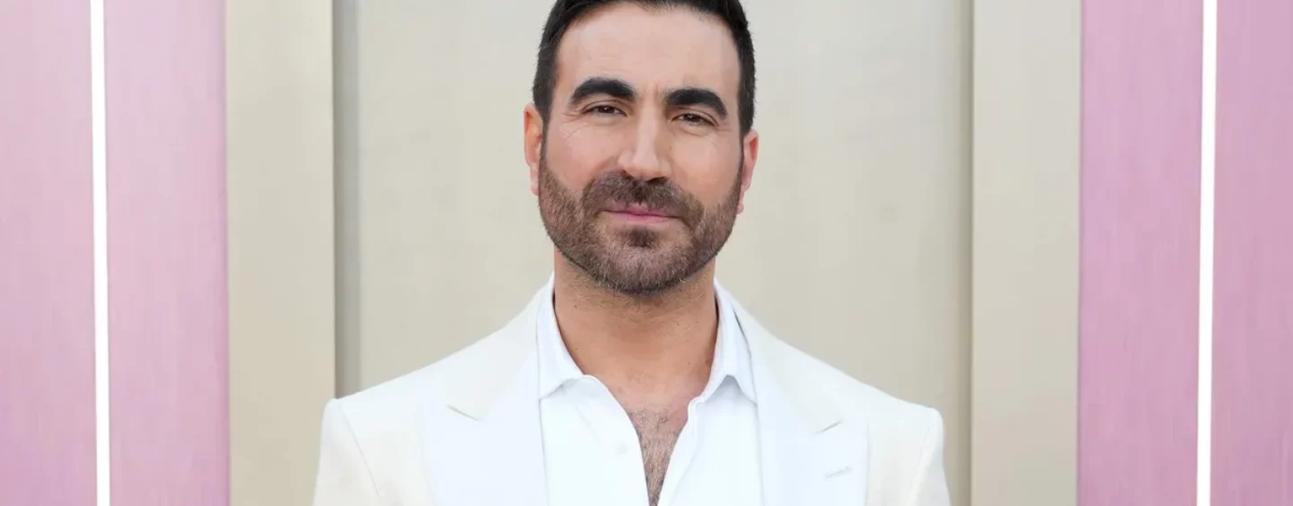 Brett Goldstein ne porte rien d'autre qu'une serviette lors d'une nouvelle séance photo sexy