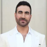 Brett Goldstein ne porte rien d'autre qu'une serviette lors d'une nouvelle séance photo sexy