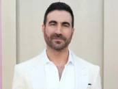 Brett Goldstein ne porte rien d'autre qu'une serviette lors d'une nouvelle séance photo sexy