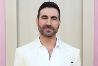 Brett Goldstein ne porte rien d'autre qu'une serviette lors d'une nouvelle séance photo sexy