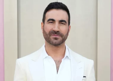 Brett Goldstein ne porte rien d'autre qu'une serviette lors d'une nouvelle séance photo sexy