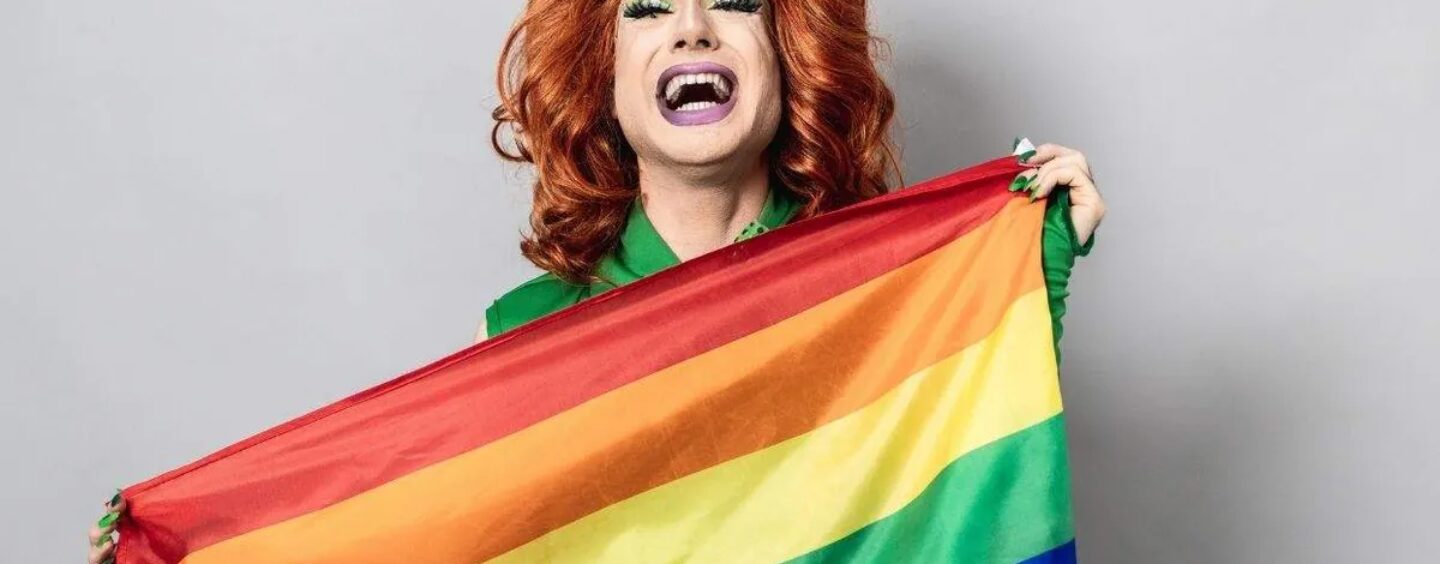 Le juge cite le sein de Dolly Parton dans sa décision bloquant l'interdiction du drag au Texas