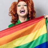 Le juge cite le sein de Dolly Parton dans sa décision bloquant l'interdiction du drag au Texas