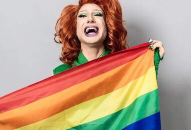 Le juge cite le sein de Dolly Parton dans sa décision bloquant l'interdiction du drag au Texas