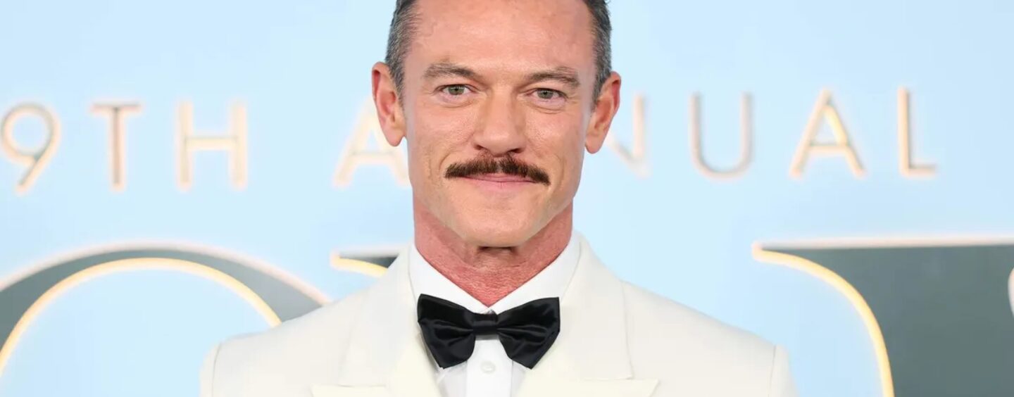 Luke Evans porte des slips blancs moulants dans un nouveau magazine sexy