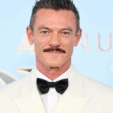 Luke Evans porte des slips blancs moulants dans un nouveau magazine sexy