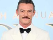 Luke Evans porte des slips blancs moulants dans un nouveau magazine sexy