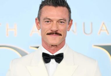 Luke Evans porte des slips blancs moulants dans un nouveau magazine sexy