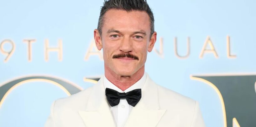 Luke Evans porte des slips blancs moulants dans un nouveau magazine sexy
