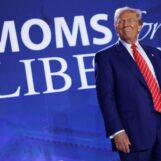 Un district scolaire du New Jersey n'écartera pas les élèves trans. Moms for Liberty poursuit pour dénoncer les enfants
