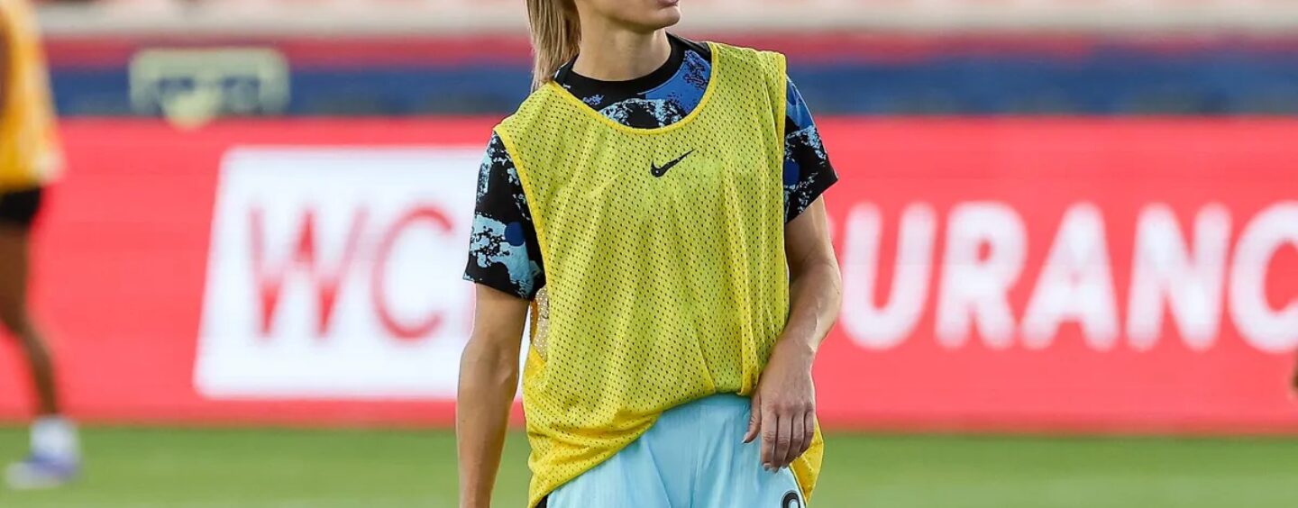 Un joueur gay de la NWSL signe avec un club de football féminin saoudien et supprime les photos de sa femme et de son enfant