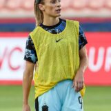 Un joueur gay de la NWSL signe avec un club de football féminin saoudien et supprime les photos de sa femme et de son enfant