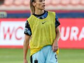 Un joueur gay de la NWSL signe avec un club de football féminin saoudien et supprime les photos de sa femme et de son enfant