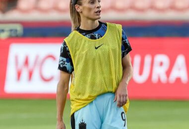 Un joueur gay de la NWSL signe avec un club de football féminin saoudien et supprime les photos de sa femme et de son enfant