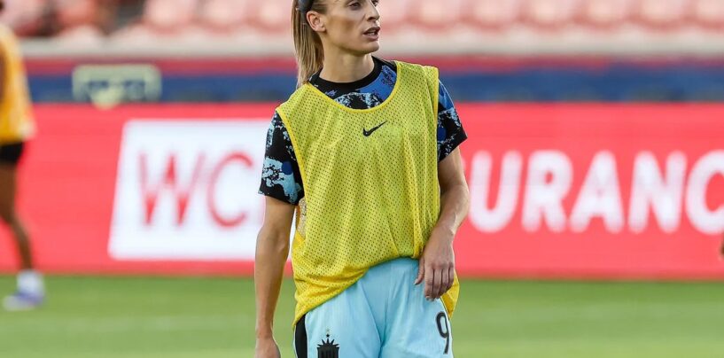Un joueur gay de la NWSL signe avec un club de football féminin saoudien et supprime les photos de sa femme et de son enfant
