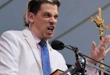 MAGA mange l'un des siens alors que l'ICE arrête le provocateur de droite Milo Yiannopoulos