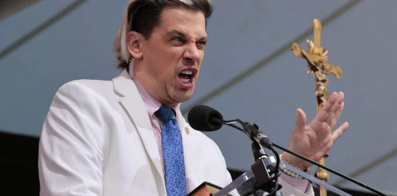 MAGA mange l'un des siens alors que l'ICE arrête le provocateur de droite Milo Yiannopoulos