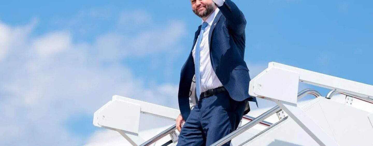 Mike Pence fait semblant d'être honnête. JD Vance fait semblant d'être masculin