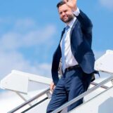 Mike Pence fait semblant d'être honnête. JD Vance fait semblant d'être masculin