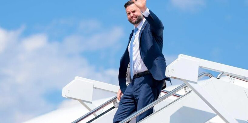 Mike Pence fait semblant d'être honnête. JD Vance fait semblant d'être masculin