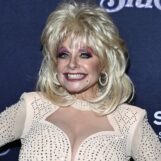 CNN s'excuse d'avoir confondu l'imitateur de Dolly Parton Vegas avec une icône décédée
