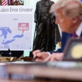 À 80 ans, Trump gribouille sur des cartes. L'imbécile qui tient le Sharpie est dangereux
