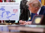 À 80 ans, Trump gribouille sur des cartes. L'imbécile qui tient le Sharpie est dangereux