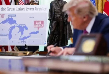 À 80 ans, Trump gribouille sur des cartes. L'imbécile qui tient le Sharpie est dangereux