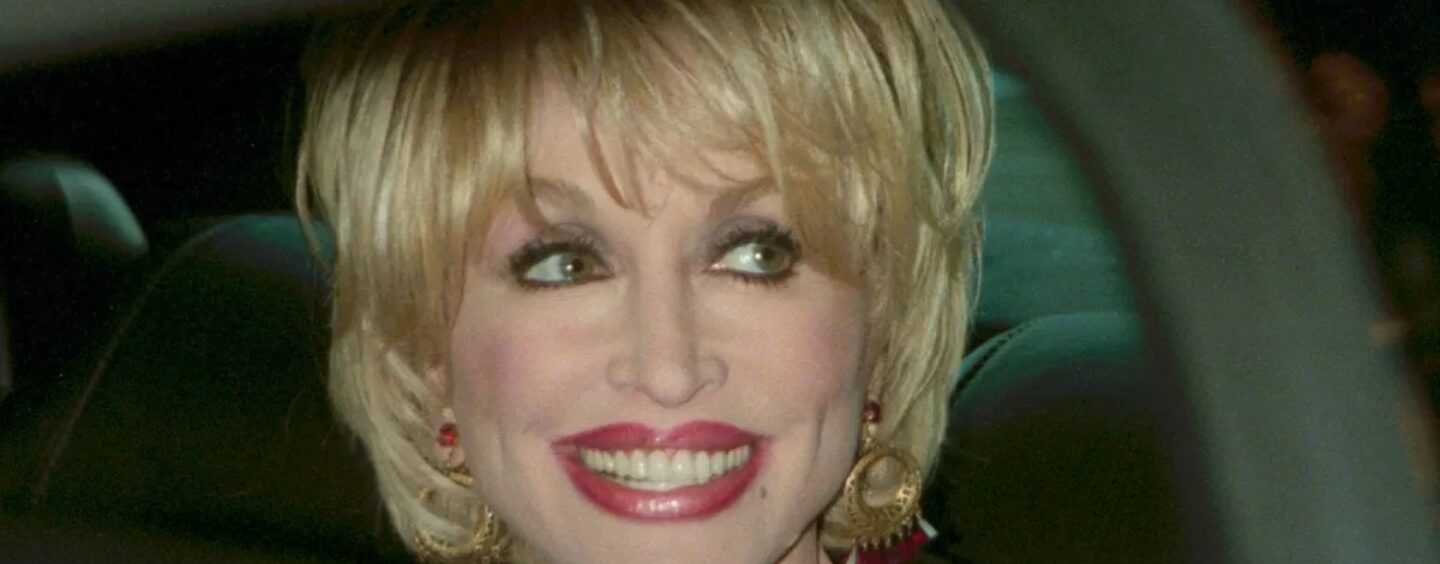 Le chauffeur et assistant de Dolly Parton depuis plus de 30 ans était un homme trans qu'elle soutenait et aimait
