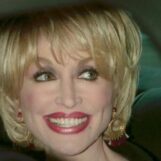Le chauffeur et assistant de Dolly Parton depuis plus de 30 ans était un homme trans qu'elle soutenait et aimait