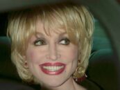 Le chauffeur et assistant de Dolly Parton depuis plus de 30 ans était un homme trans qu'elle soutenait et aimait