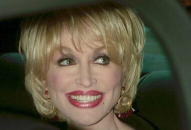 Le chauffeur et assistant de Dolly Parton depuis plus de 30 ans était un homme trans qu'elle soutenait et aimait