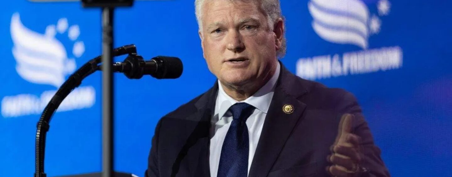 Un « minet fasciste » autoproclamé a publié des images nazies et du KKK. Il a travaillé pour le candidat de Trump au Sénat américain en Géorgie