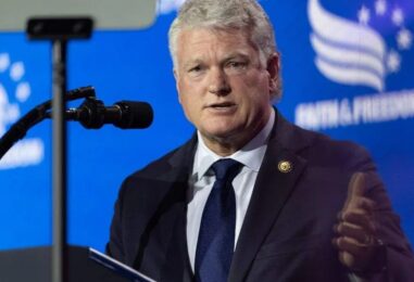 Un « minet fasciste » autoproclamé a publié des images nazies et du KKK. Il a travaillé pour le candidat de Trump au Sénat américain en Géorgie