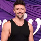 Matteo Lane montre son gâteau dans de nouvelles photos virales sexy