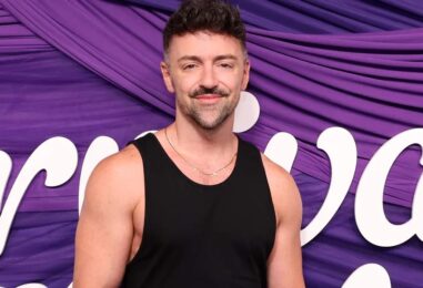 Matteo Lane montre son gâteau dans de nouvelles photos virales sexy