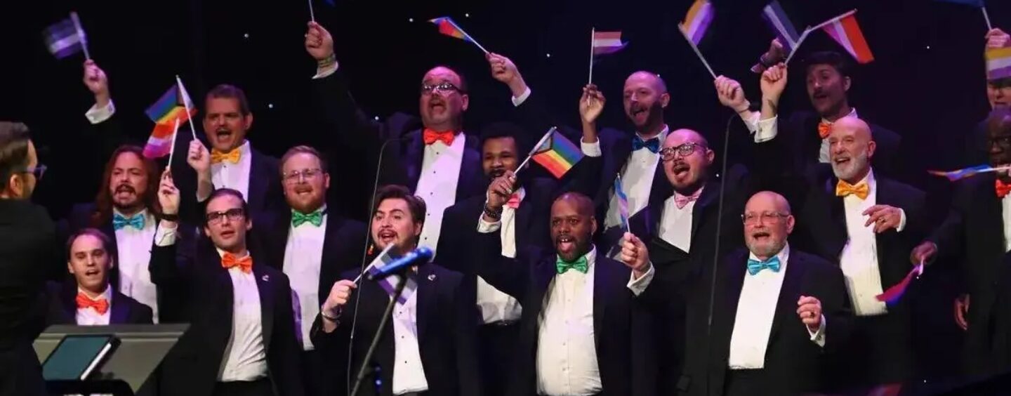 La Caroline du Sud retire des fonds de seulement deux des 180 organisations artistiques : une chorale d'hommes gays et une compagnie de théâtre LGBTQ+