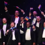 La Caroline du Sud retire des fonds de seulement deux des 180 organisations artistiques : une chorale d'hommes gays et une compagnie de théâtre LGBTQ+