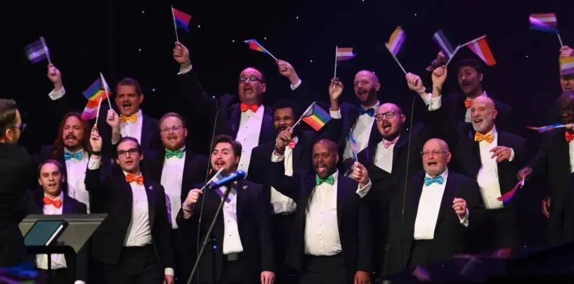 La Caroline du Sud retire des fonds de seulement deux des 180 organisations artistiques : une chorale d'hommes gays et une compagnie de théâtre LGBTQ+