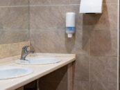 Un garçon transgenre poursuivi en justice pour avoir accès aux toilettes. La Caroline du Sud a poussé sa famille à fuir l'État