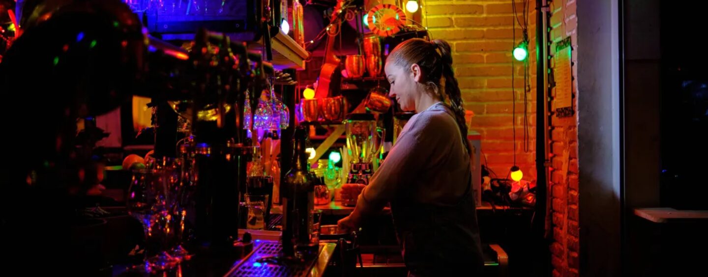 Les jeunes homosexuels boivent moins. Les bars gays de New York le ressentent